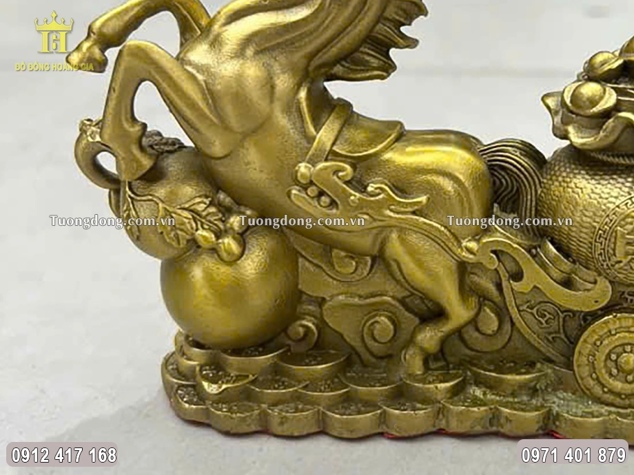 Hai chân trước của ngựa đặt trên bình hồ lô